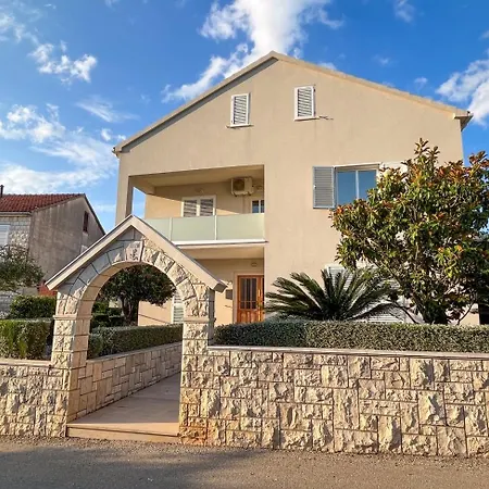 With A Parking Space - 180 Κόρτσουλα
