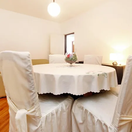 With Parking Space - 180 Apartman