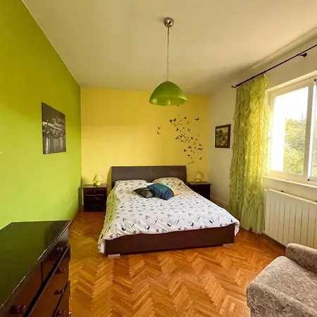 With Parking Space - 180 Lägenhet