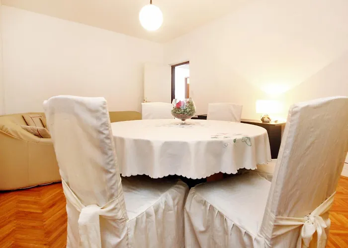 With Parking Space - 180 아파트